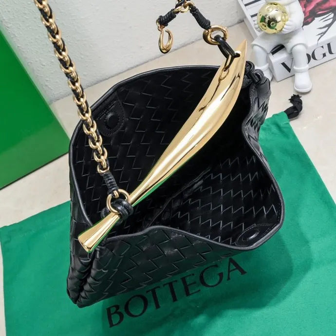 Batch 1860 Bv2024 early spring new product ⛓️Chain SARDINE 💙 Upgraded chain shoulder strap ⛓️ Chic and high-end, showing the fashion taste of urban women! Metal handles and classic weaving are combined together to perfectly integrate art and elegance. Through exquisite craftsmanship, new sardine-shaped handles are cast, and the brass material is the finishing touch. Each handle has a unique light-floating effect. The top-grade sheepskin material is woven to create a half-moon-shaped bag body, which has a fleshy touch and satisfies the preferences of those who pay attention to details. It is the most outstanding fashionable item for any occasion! 💕 Size: 33x20x4, Model: 6768#